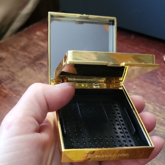 Elizabeth Arden ~Red Door~ Compact - Picture 4 of 4